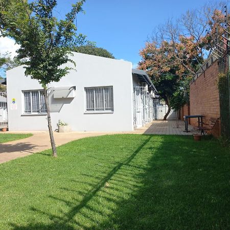 Triple9 Hatfield Guesthouse Pretoria-Noord Extérieur photo
